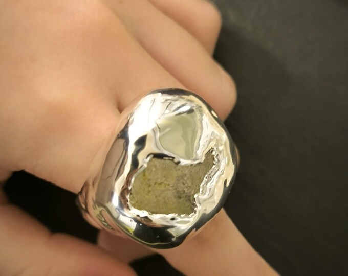 Anello scultura in resina e argento-design artistico unico-handmade in Italia