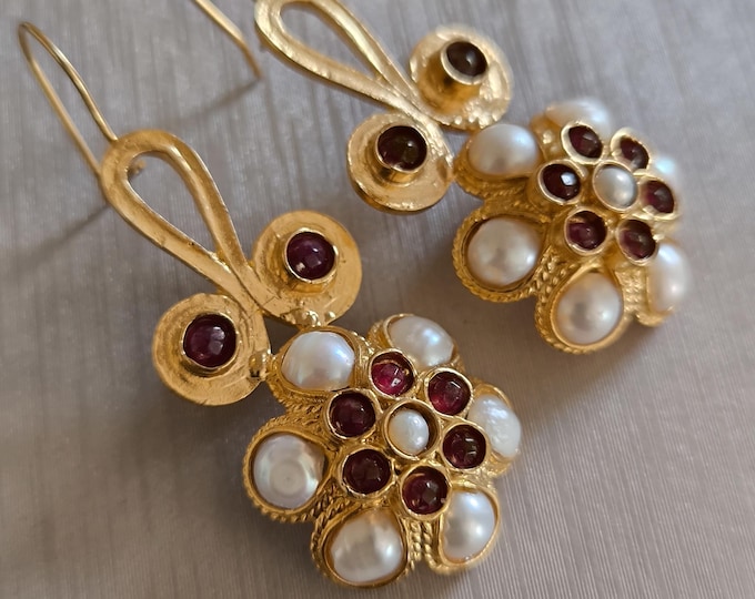 Byzantine-style earrings in gold plated on bronze and finished with natural red pearls and garnets