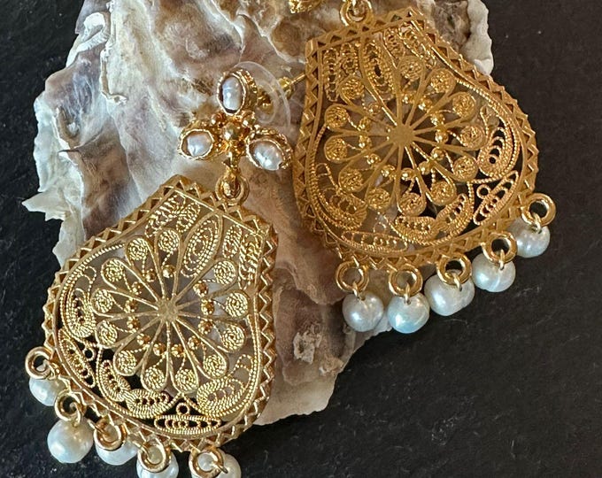 Orecchini in oro galvanizzato con tecnica della filigrana e perle naturali