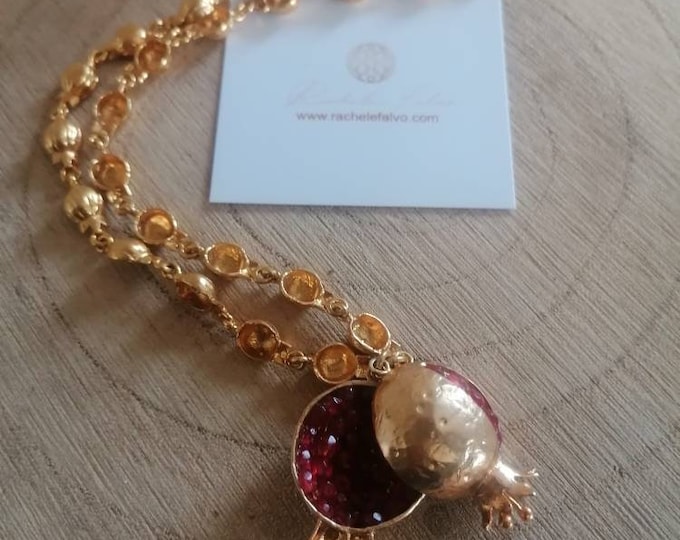 Spectacular long necklace adjustable to your liking, gold on bronze and finished with natural pomegranates, open pomegranate studded with stones.