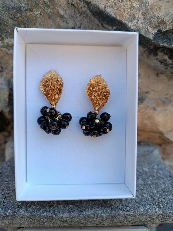 Orecchini in oro opaco Etrusco con cascata di perle naturali o di onici neri