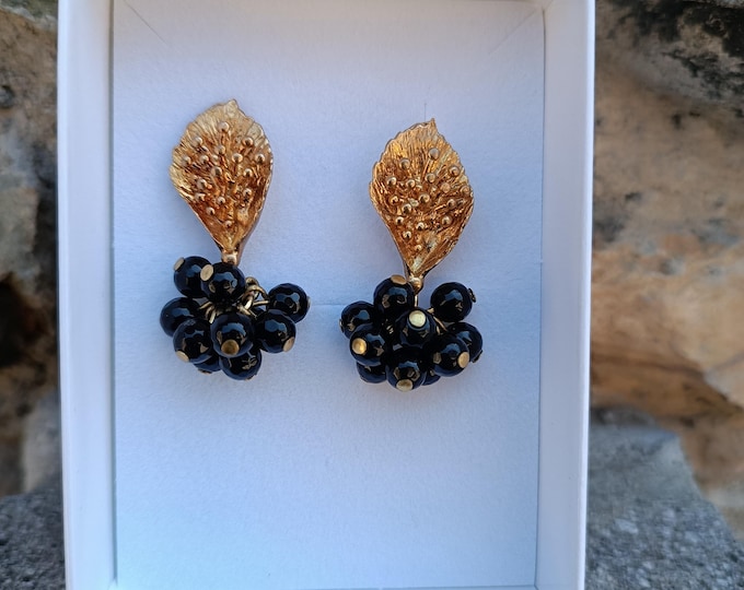Orecchini in oro opaco Etrusco con cascata di perle naturali o di onici neri