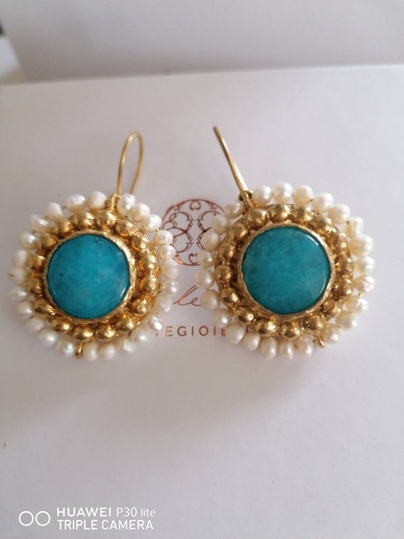 Pair of earrings in matt gold on bronze with natural pearls and natural blue agates