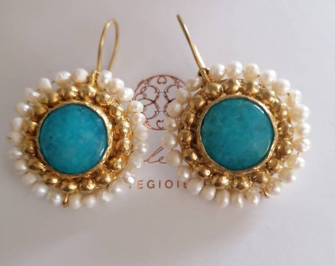 Pair of earrings in matt gold on bronze with natural pearls and natural blue agate