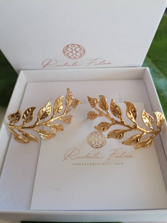 Curved leaves earrings in matt gold