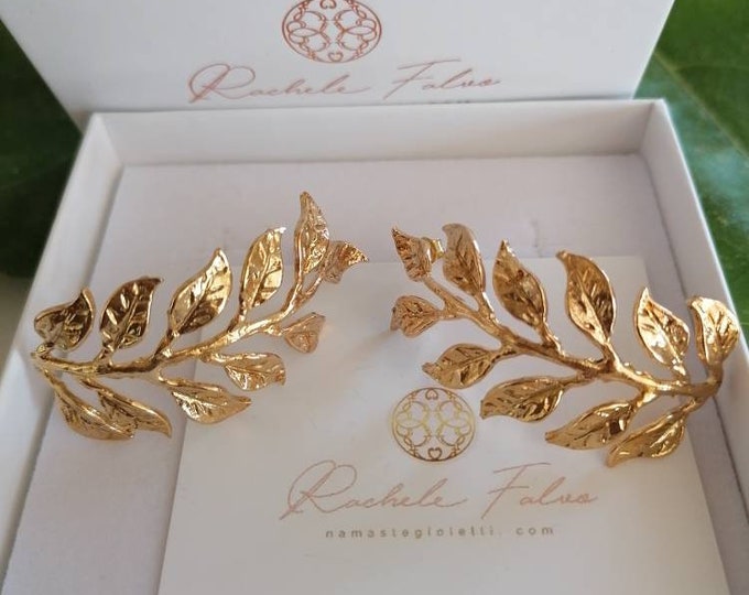 Curved leaves earrings in matt gold