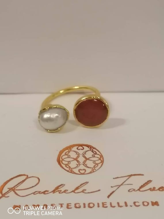 Adjustable gold rings on bronze and mixed stones