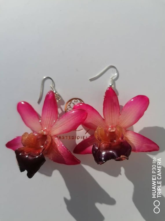 Natural orchid earrings incorporated in resin