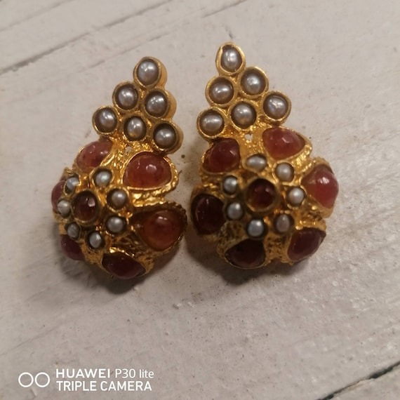 Pair of earrings in matt gold on bronze with pearls and natural carnelians
