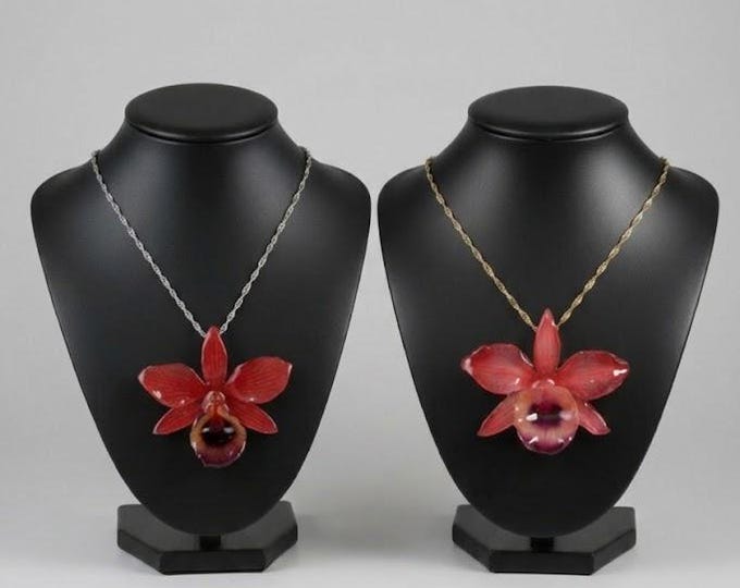 Collana Piccole Orchidee Rosso Aragosta in Resina, in Acciaio Anallergico, Catenina Oro o Silver a Scelta, Regalo Floreale Elegante per Lei