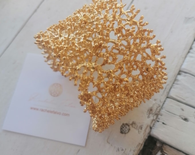 Adjustable openwork band bracelet - gold plating on bronze - coral-style design