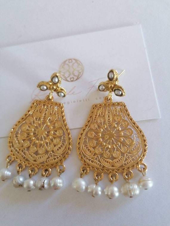 Earrings in galvanized gold with filigree technique and natural pearls