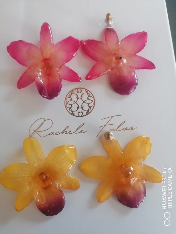 Orchid earrings incorporated in resin with silver hook