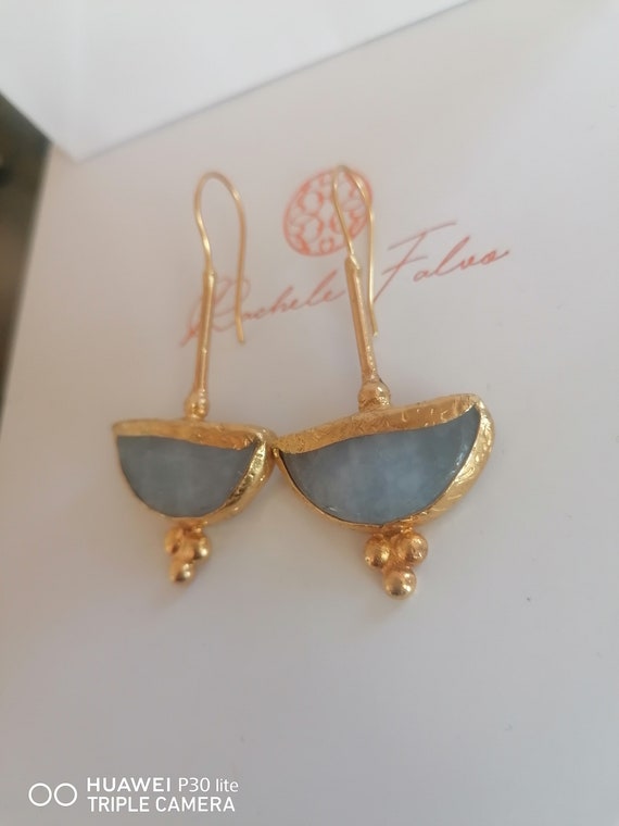 Spectacular Etruscan earrings in matt gold on bronze and finished with natural blue Quartzites