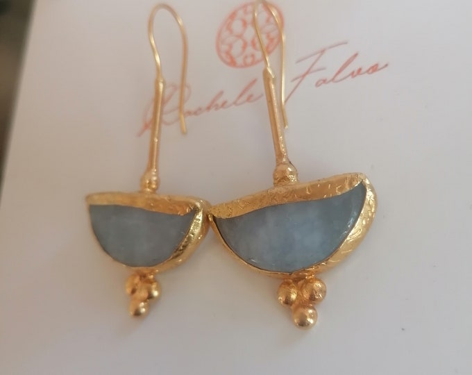 Spectacular Etruscan earrings in matt gold on bronze and finished with natural blue Quartzites