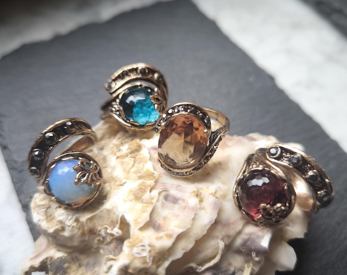 Rings in rose bronze and natural stones