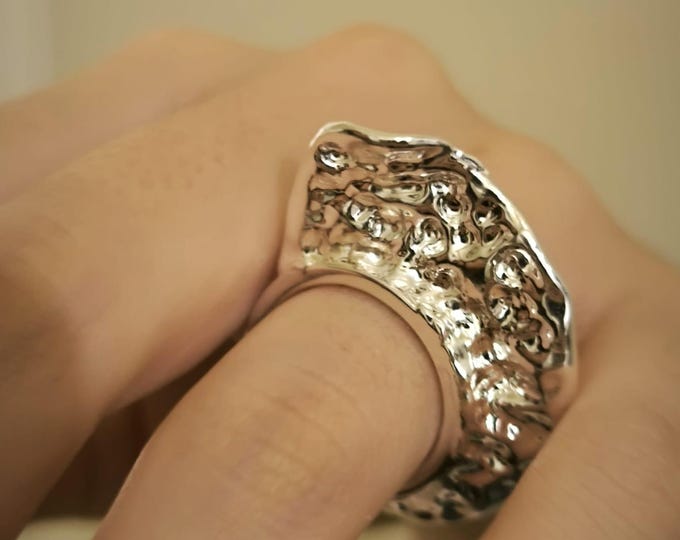 Pure silver ring on a precious resin base