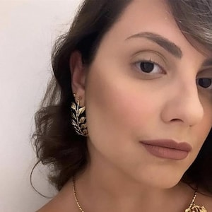 Curved leaves earrings in matt gold