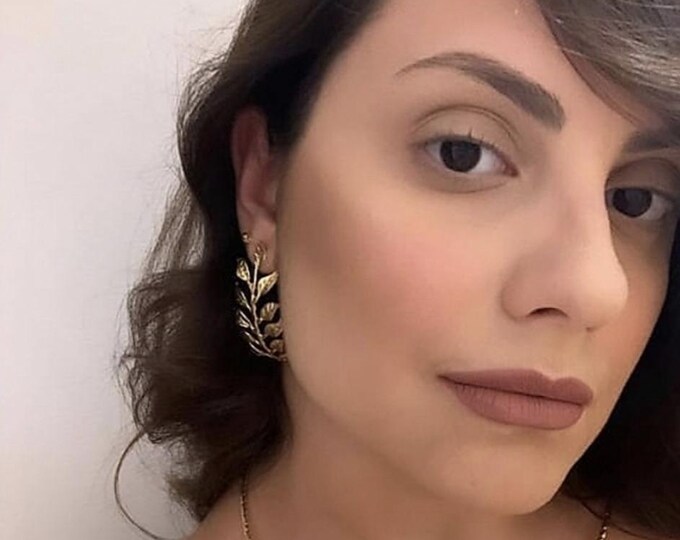 Curved leaves earrings in matt gold