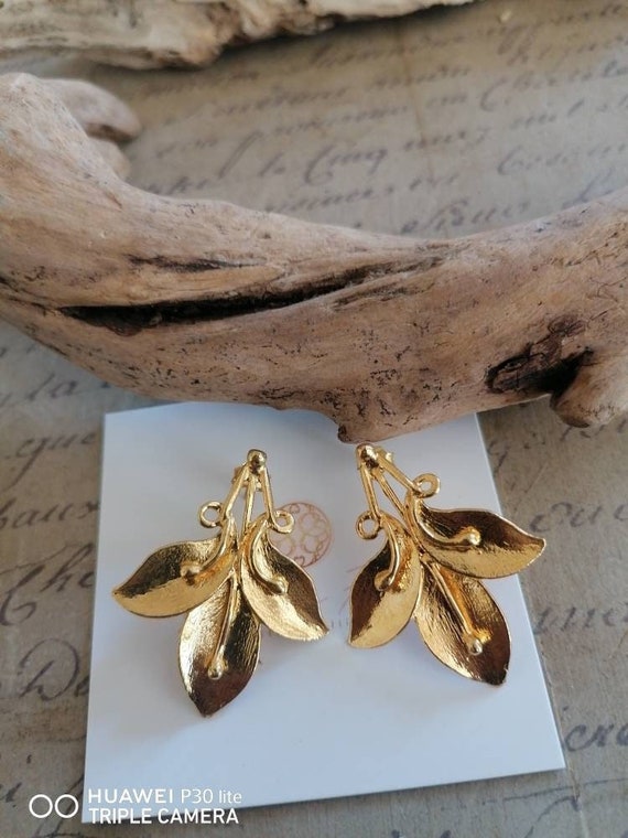 Spectacular earrings in matte gold on bronze.