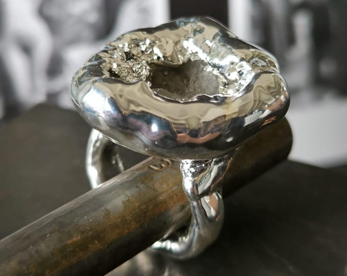 Ring in silver and artistic resin and white quartz druze