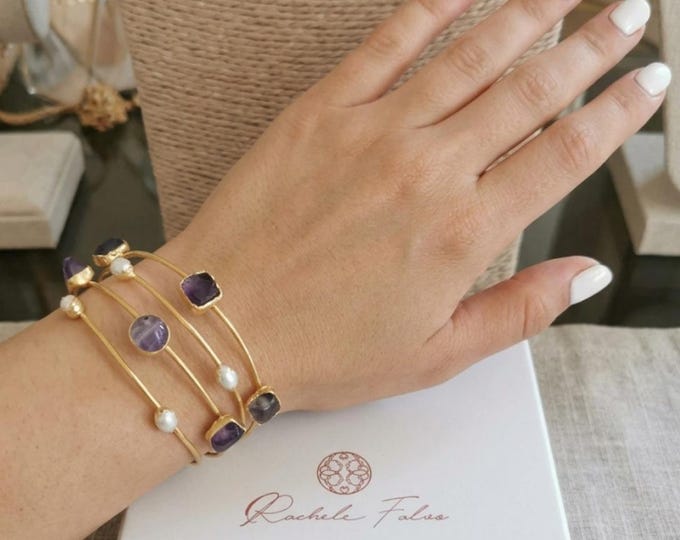 Adjustable modern bracelet in gold on bronze with pearls and amethysts - handmade, minimalist outfit