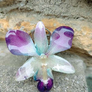 Cattleya Orchid Bag Charm, Shatterproof Resin Flower Keychain, 2-in-1 Necklace Pendant, Botanical Gift, Fashion Accessory blu viola panna