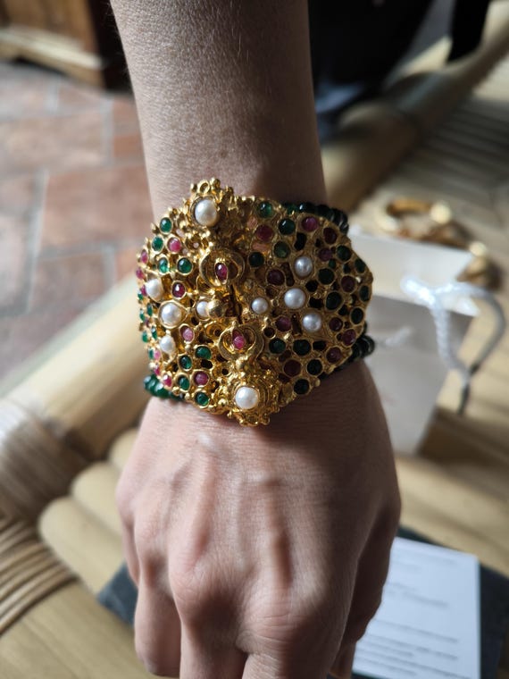 Bracelet of green jade threads finished in gold on bronze pearls, amethysts, dark red garnets.