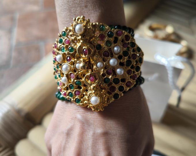 Bracelet made of green jade threads finished in gold on bronze pearls, amethysts and dark red garnets.