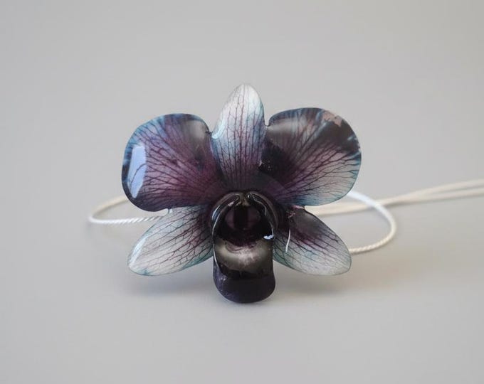 Collana saliscendi orchidea color ghiaccio in resina e catenina in argento galvanizzato - fatto a mano - Gioiello Botanico regalo per lei -