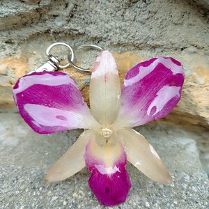 Cattleya Orchid Bag Charm, Shatterproof Resin Flower Keychain, 2-in-1 Necklace Pendant, Botanical Gift, Fashion Accessory bianca viola