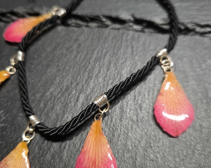 Collana in seta con petali naturali di orchidea