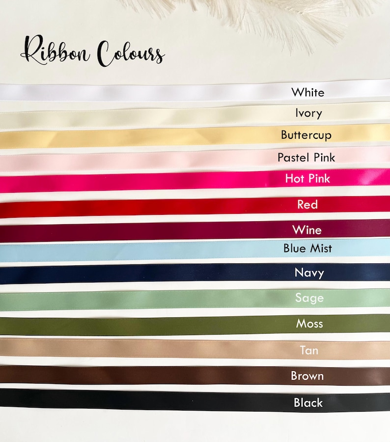 Pu&ograve; includere: Una selezione di nastri colorati, tra cui bianco, avorio, giallo burro, rosa pastello, rosa acceso, rosso, vino, blu nebbia, blu navy, salvia, muschio, marrone chiaro, marrone e nero. Il testo "Ribbon Colours" &egrave; in alto.