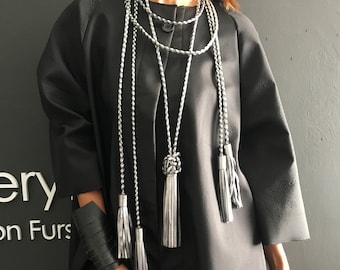 Collier en cuir femmes, long collier en cuir pompon, long collier en cuir, collier en cuir argenté, collier en cuir, collier Boho