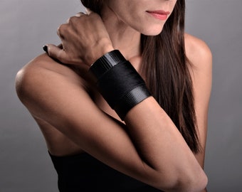 Breites Lederarmband, schwarzes breites Armband, handgemachtes Armband für Frau, breites Lederarmband, breite schwarze Manschette, Armband für Abschlussball,PLIK