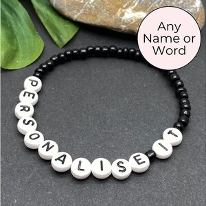 Pulseira com nome preto, joias personalizadas, pulseira com miçangas de vidro brilhantes, pulseira com letras personalizadas, qualquer palavra, joias com nome personalizado