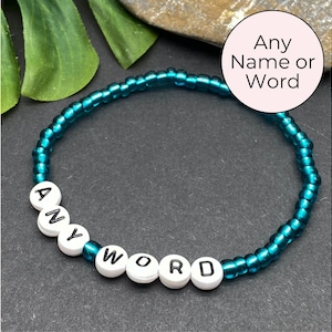 Pulseira com nome verde-azulado, joias personalizadas, pulseira com miçangas de vidro, pulseira com letras personalizadas, qualquer palavra, joias com nome personalizado