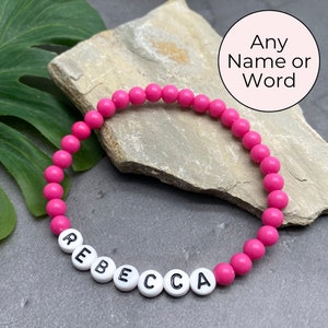 Pulsera con nombre de color rosa fuerte, pulsera personalizada, joyería de cuentas de letras personalizadas, cuentas acrílicas de cualquier nombre o palabra, más tamaño seguro para personas alérgicas