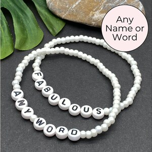 PULSEIRA COM NOME BRANCA, Joias Personalizadas, Pulseira de Contas de Vidro Brilhante, Pulseira com Letras Personalizadas, Qualquer Palavra, Joias com Nome Personalizadas