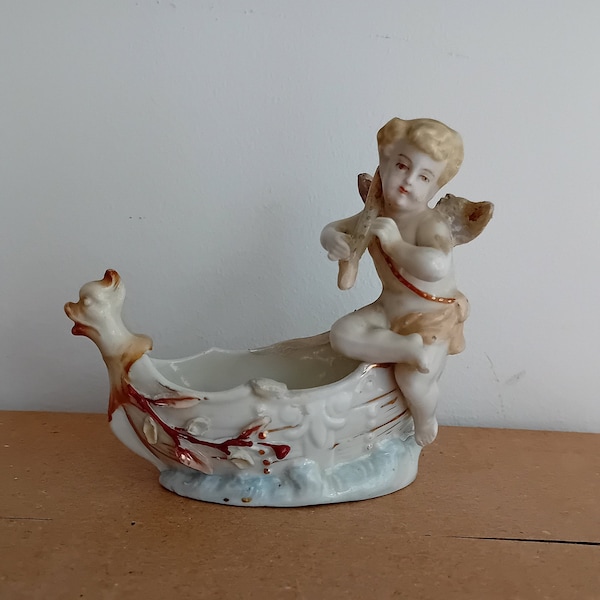 Petit Angelot sur barque porcelaine Saxe antique.