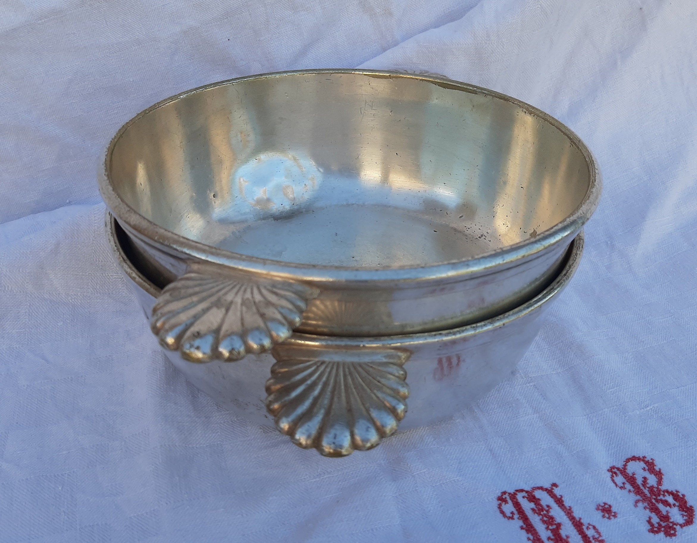 Deux Grands Bols à Orei?les Ancien Hotelier Argentées.