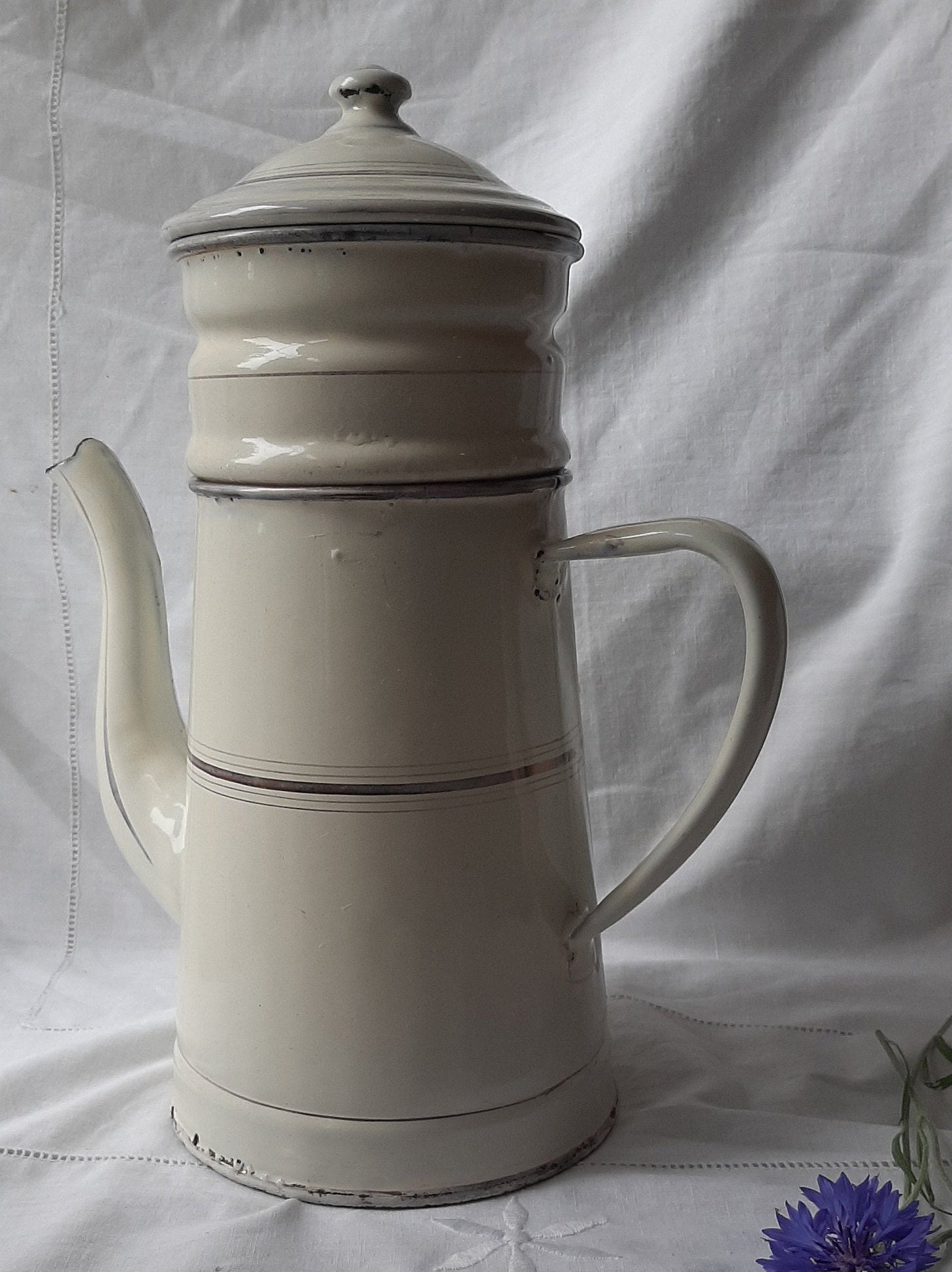 Cafetière Émaillée Ancienne Couleur Crême Violet.