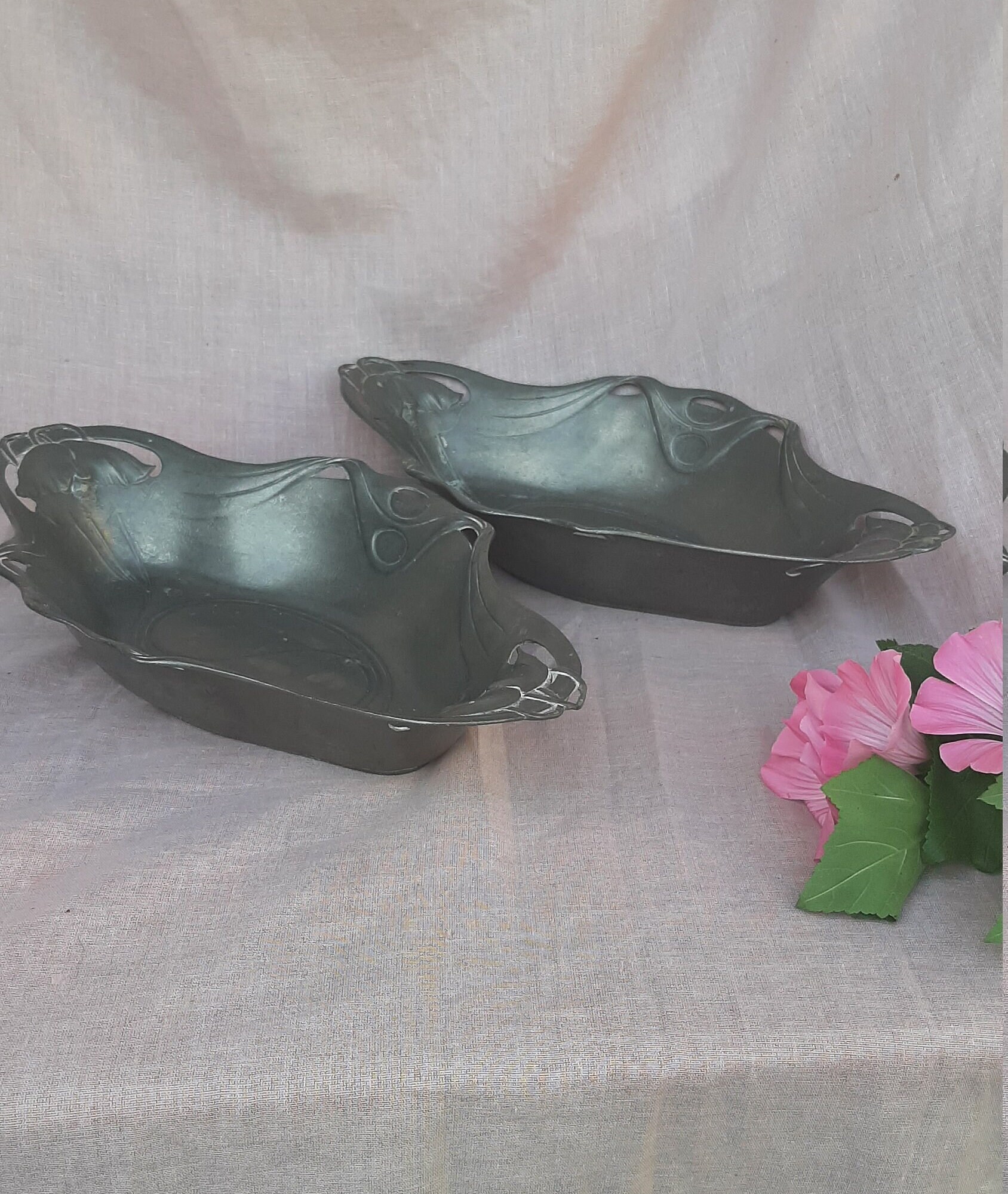 Deux Paniers Art Nouveau en Etain .