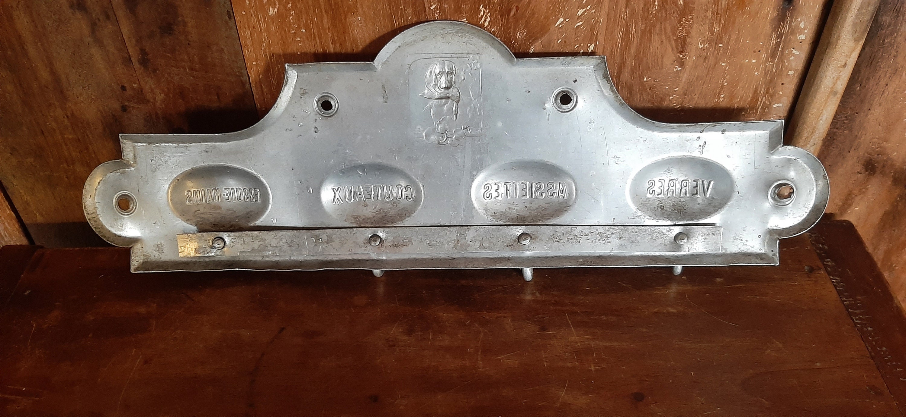 Porte-Torchons Ancienne Aluminiim , Thème Chasse.