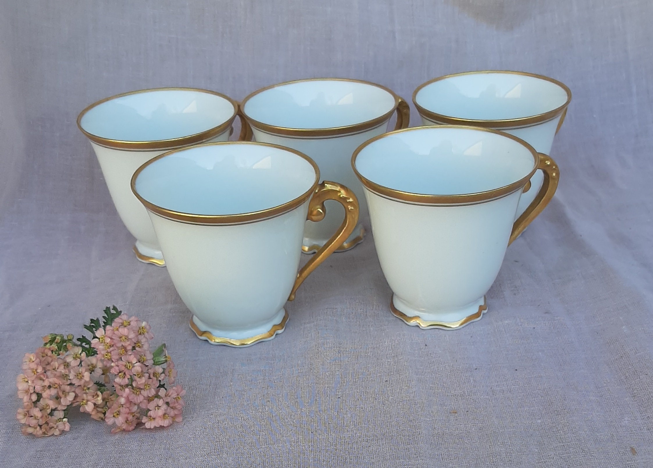 Cinq Très Jolies Tasses en Porcelaine Dorées.
