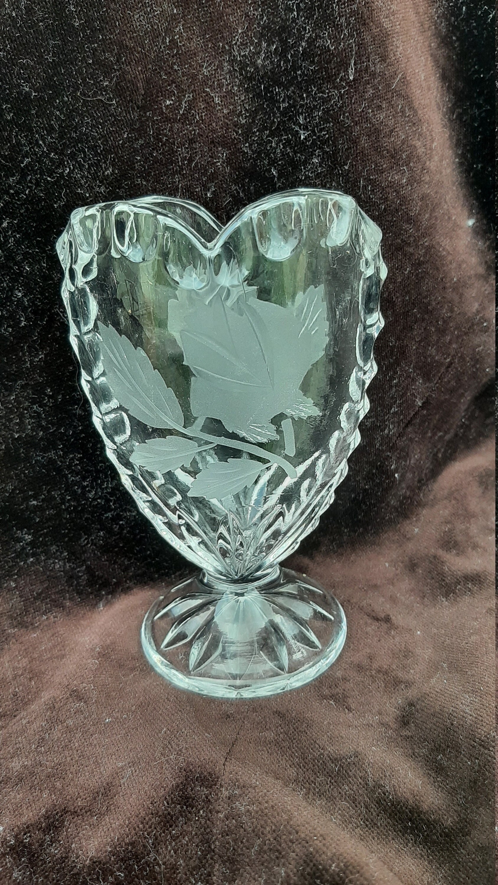 Trois Petits Vases Anciens en Cristal Forme de Coeur. St Valentin.