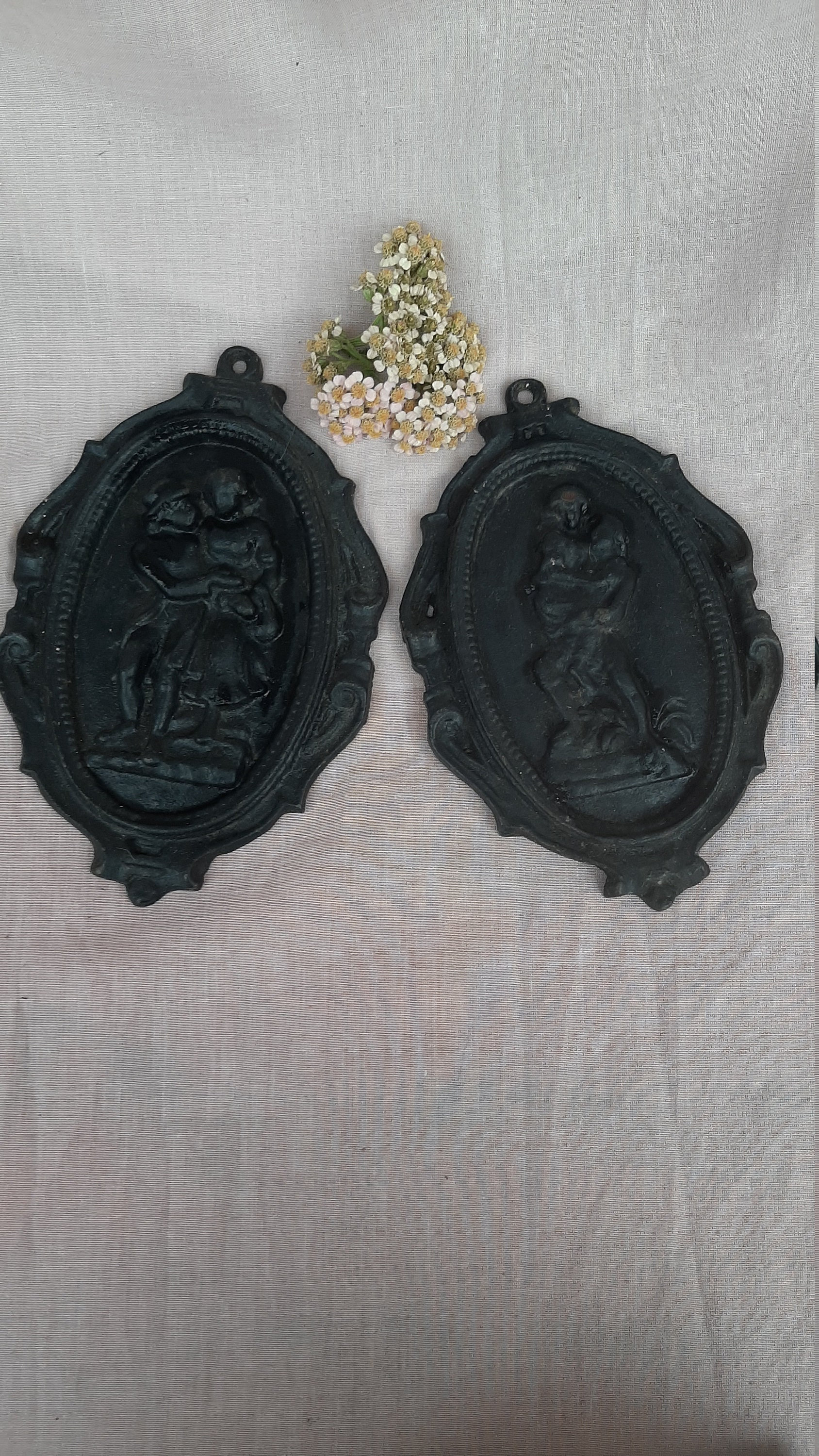 Deux Medaillons en Fonte Erotiques Romantiques, Cadeau St Valentin
