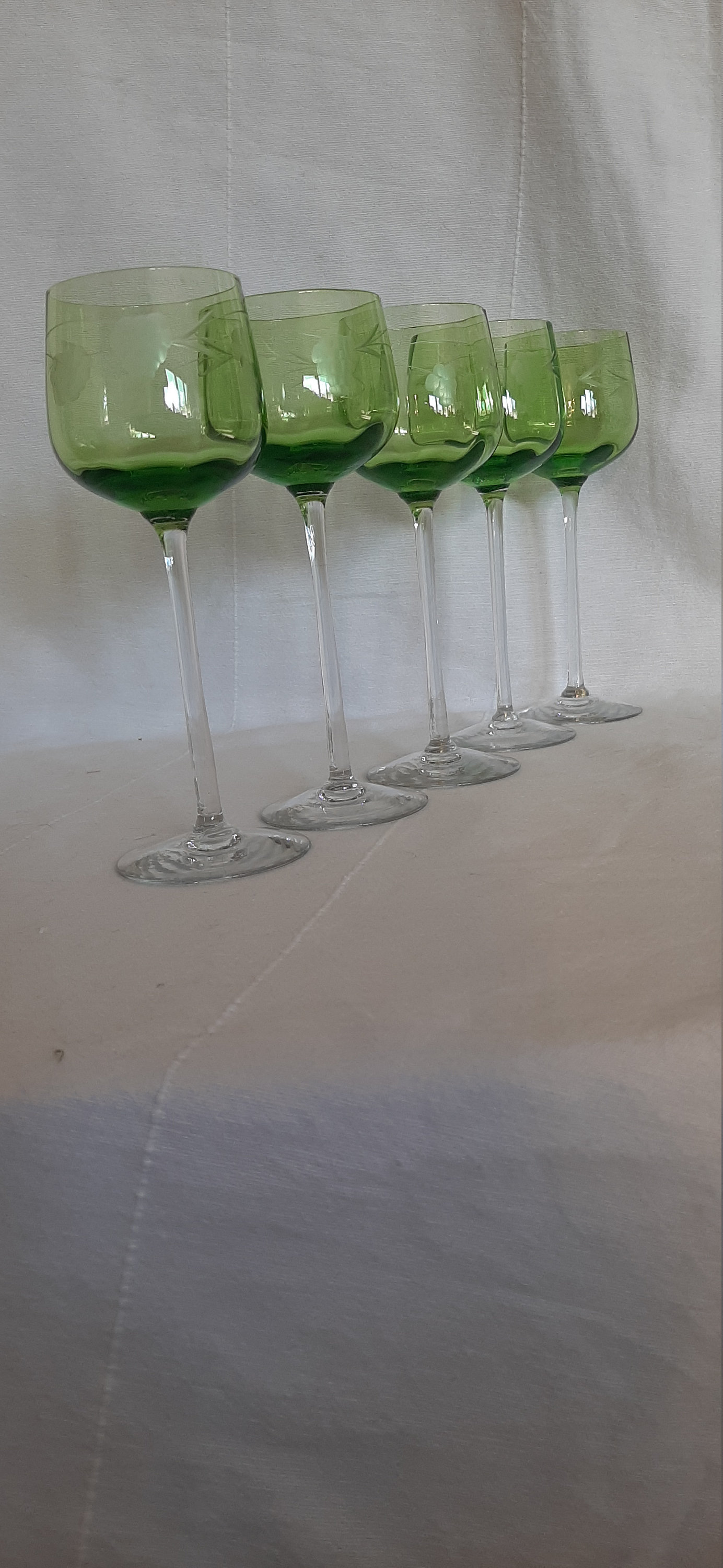 Cinq Verres à Pied en Cristal Anciennes Gravés.