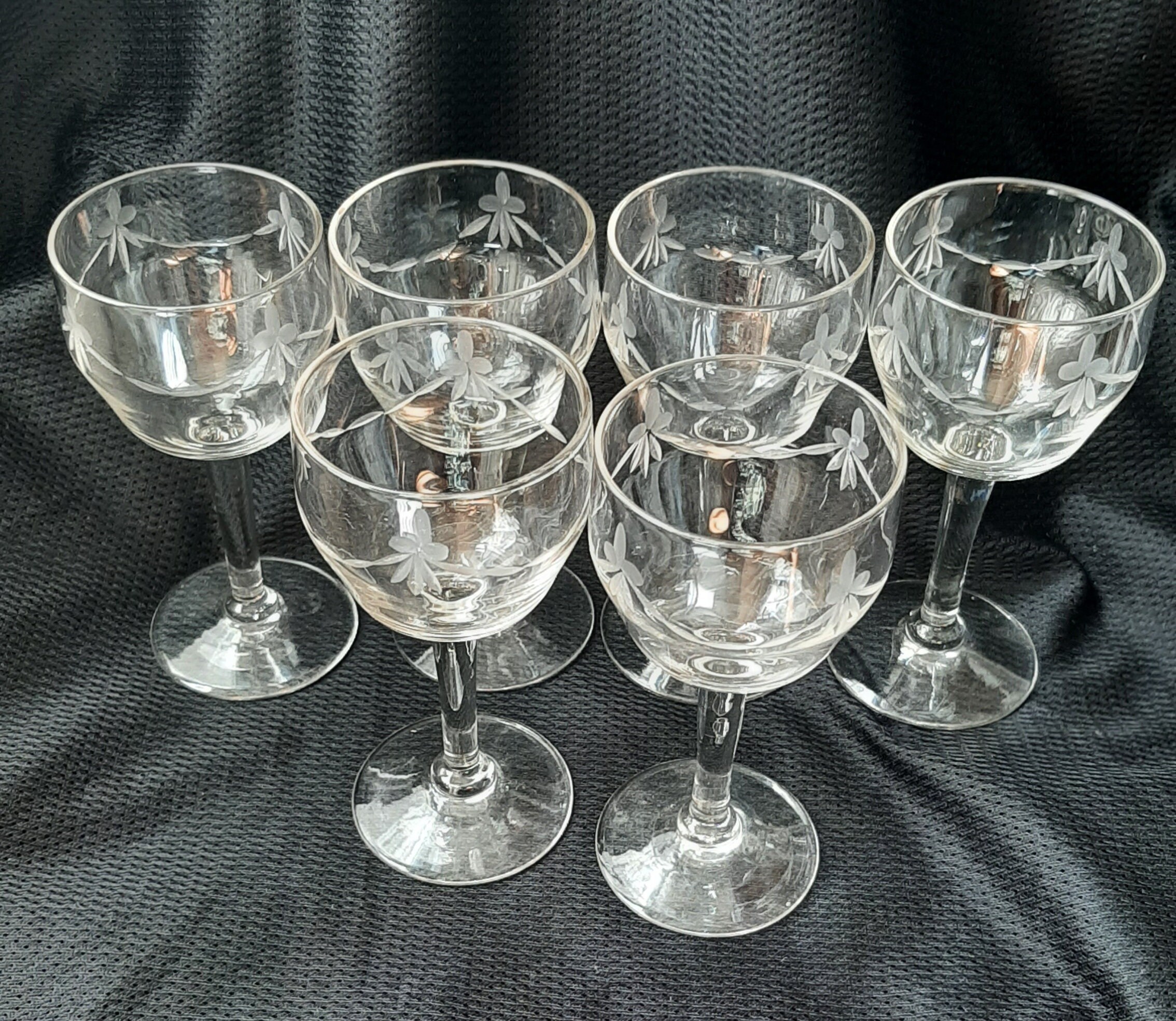 Six Petits Verres à Pied Anciens.