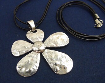 Large Hammered Flower Pendant Necklace: Silver Plated Zinc Alloy